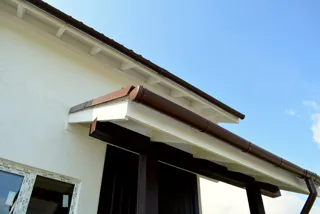 Haus nach Projekt „Fantasija“, Siedlung Plotina: Fassadenverkleidung