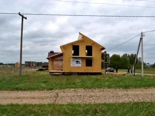 Haus nach Projekt „Fantasija“, Siedlung Plotina: Wandmontage