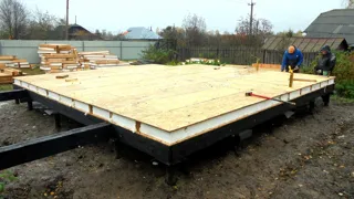 Haus nach Projekt „Solo“, Siedlung Vichuga: Fundament und Grundrahmen