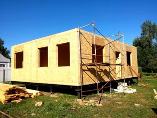 House based on the “Vanessa” design, Koloksha settlement: wall assembly