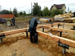 Haus nach Projekt „Majak“, Dorf Verkhnee Myachkovo: Fundament und Grundrahmen