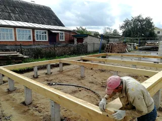 Haus nach Projekt „Dorofejewo“, Navoloki: Fundament und Grundrahmen