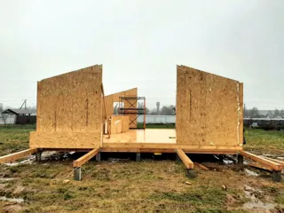 Haus nach Projekt „Barnhouse 76.1“, Rybinsk: Wandmontage