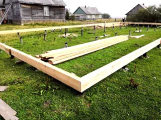 House built to a custom design, Arkhangelsk Region: foundation and sill strapping