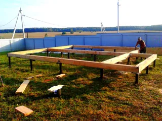Haus nach Projekt „Amelija“, Dorf Gavshino: Fundament und Grundrahmen