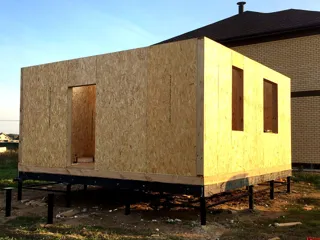 Haus nach Projekt „Alfa“, Siedlung Pervyy: Wandmontage