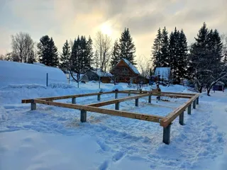 Haus nach Projekt „Barnhouse 45“, Gartengemeinschaft SNT „Fortschritt“: Fundament und Grundrahmen