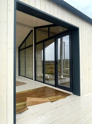 Haus nach Projekt „Barnhouse 45“, Gebiet Iwanowo: Terrasse und Eingangsbereich