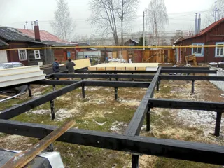 Haus nach Projekt „Slawjanka“, Ivanovo: Fundament und Grundrahmen