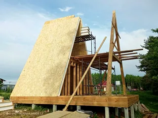 “A-Frame 57” projesine göre ev, Poddubnovo köyü: duvar montajı