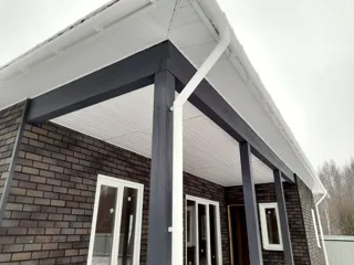 Haus nach Projekt „Randevu - E2.8“, Dorf Bashutino: Terrasse und Eingangsbereich
