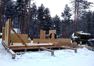 Haus nach individuellem Entwurf, Region Wologda: Wandmontage