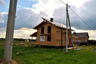 Haus nach Projekt „Fantasija“, Siedlung Plotina: Wandmontage