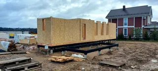 Haus nach individuellem Entwurf, Siedlung Severnyy: Wandmontage