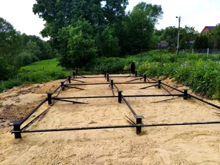 Haus nach Projekt „Barnhouse 33“, Dorf Seltso: Fundament und Grundrahmen