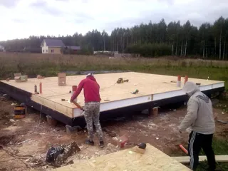 Haus nach Projekt „Ermak“, Siedlung Kuzmishchi: Fundament und Grundrahmen