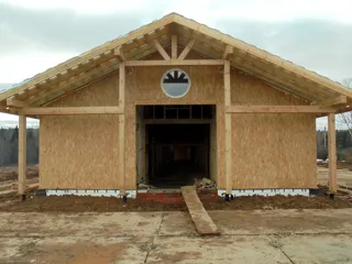 Haus nach Projekt „Barskoe pomeste“, Gebiet Kostroma: Wandmontage