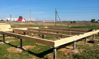 Haus nach Projekt „Radoniza“, Dorf Kalacheva: Fundament und Grundrahmen