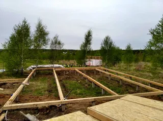 Haus nach Projekt „Mistika E“, Region Tula: Fundament und Grundrahmen