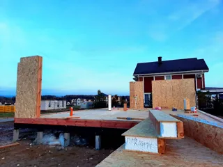Haus nach individuellem Entwurf, Siedlung Severnyy: Wandmontage