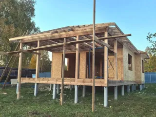 SIP-дом: стропильная система над террасой завершена