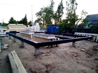 Haus nach Projekt „Slawjanskij Skit“, Dorf Dievo-Gorodishche: Fundament und Grundrahmen