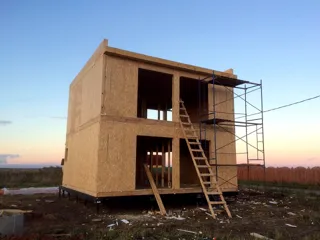 Haus nach Projekt „Stil 108“, Siedlung Yaroslavka: Wandmontage
