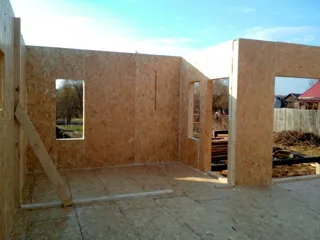 Haus nach Projekt „Mistika - E2.8“, Dorf Kurdumovo: Wandmontage
