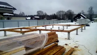 Haus nach Projekt „Slawjanskij Skit“, Rybins: Fundament und Grundrahmen
