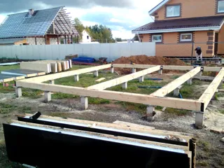 Özel projeye göre ev, Suzdal: temel ve alt bağlama kirişi