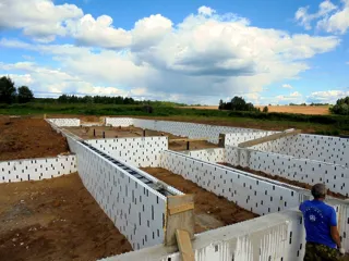Haus nach Projekt „Barskoe pomeste“, Gebiet Kostroma: Fundament und Grundrahmen