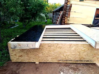 Haus nach Projekt „Slawjanskij Skit“, Dorf Dievo-Gorodishche: Fundament und Grundrahmen