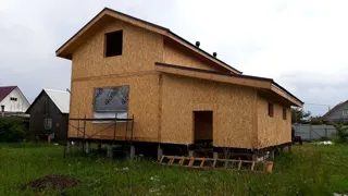 Garage nach Projekt „Saretsche“, Dorf Chirikovo: Wandmontage