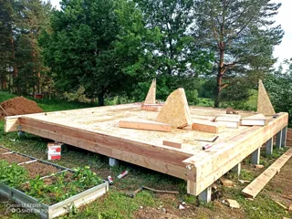 “A-Frame 57” projesine göre ev, Poddubnovo köyü: 0 kotunda SIP panel zemin