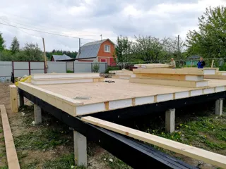 Haus nach Projekt „Mistika - S2.8“, Dorf Kukarino: Fundament und Grundrahmen