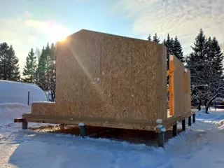 Haus nach Projekt „Barnhouse 45“, SNT „Fortschritt“: Wandmontage