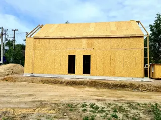 Haus nach Projekt „Barnhouse Otrazhenie“, Dorf Ligolambi: Fertiges Haus