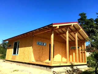 Haus nach individuellem Entwurf, Siedlung Brigadnoe: fertiges Gebäude