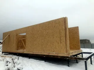 “Ochag” projesine göre ev, Sokolovo köyü: duvar montajı