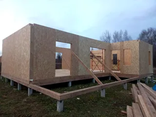 Haus nach Projekt „Randevu - E2.8“, Dorf Bashutino: Wandmontage