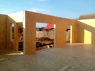 Haus nach Projekt „Mistika - E2.8“, Dorf Kurdumovo: Wandmontage