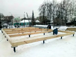Haus nach Projekt „Wdochnowenie“, Wyksa: Schwellenrahmen aus Metall