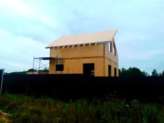 Haus nach Projekt „Amelija“, Dorf Gavshino: Obergeschoss und Dachgeschoss