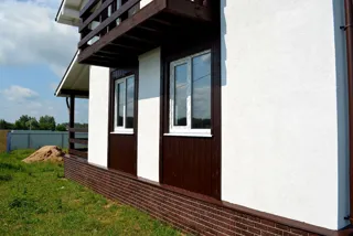 Haus nach Projekt „Fantasija“, Siedlung Plotina: Fassadenverkleidung