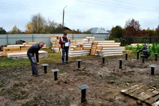 Haus nach Projekt „Solo“, Siedlung Vichuga: Fundament und Grundrahmen