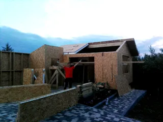 Özel projeye göre ev, KP “Serebryanıe klyuçi”: duvar montajı