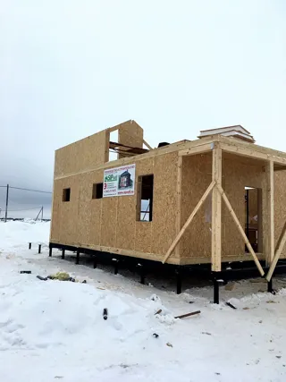 Haus nach Projekt „Akkord“, Siedlung Pervyy: Wandmontage