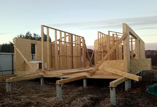 Haus nach individuellem Entwurf, Gebiet Moskau: Wandmontage