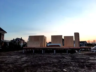 Haus nach individuellem Entwurf, Siedlung Severnyy: Wandmontage