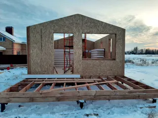 Haus nach Projekt „Barnhouse 33“, Dorf Strelnokovo: Wandmontage